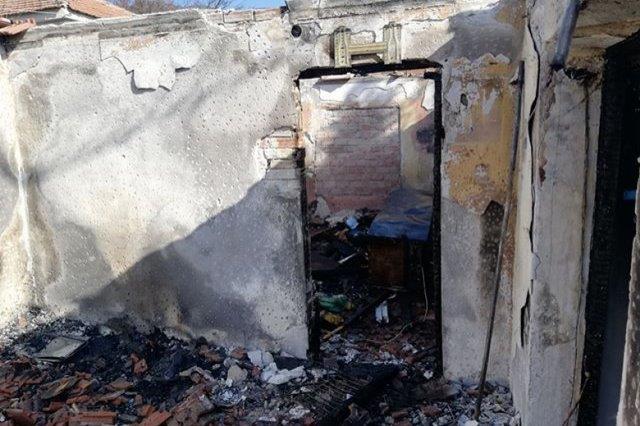 Σπίτι οικογένειας κάηκε ολοσχερώς στη Λυγαριά Τυρνάβου - Κινητοποίηση Δήμου και κατοίκων για βοήθεια 