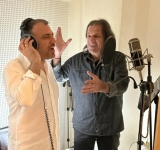 Σάκης Αγορογιάννης : Ο Λαρισαίος Αντιδήμαρχος του Δήμου Μυκόνου που ερμηνεύει τραγούδι για το νησί