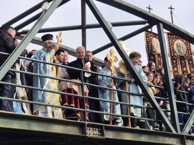 Με λαμπρότητα και θρησκευτική κατάνυξη εορτάστηκαν τα Θεοφάνεια 2025 στους Γόννους