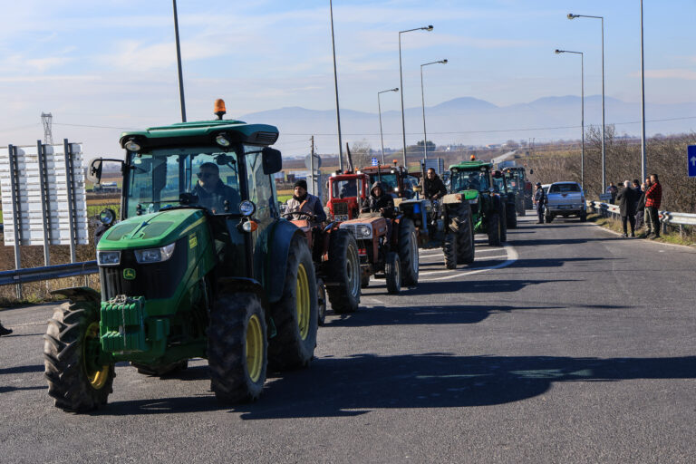 Ενισχύεται το μπλόκο των αγροτών στη Γυρτώνη