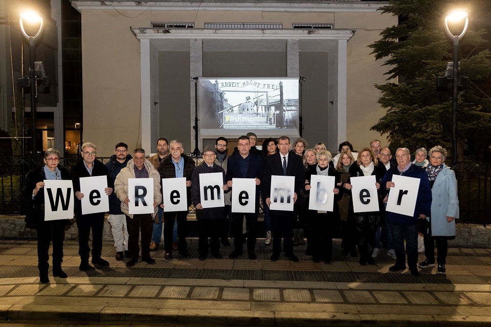 Φωταγωγήθηκε το Δημοτικό Ωδείο Λάρισας στο πλαίσιο της εκστρατείας μνήμης του Ολοκαυτώματος