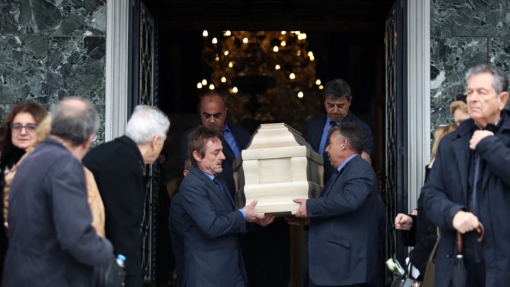 Λάρισα: Θρήνος στην κηδεία του Βασίλη Καλογήρου