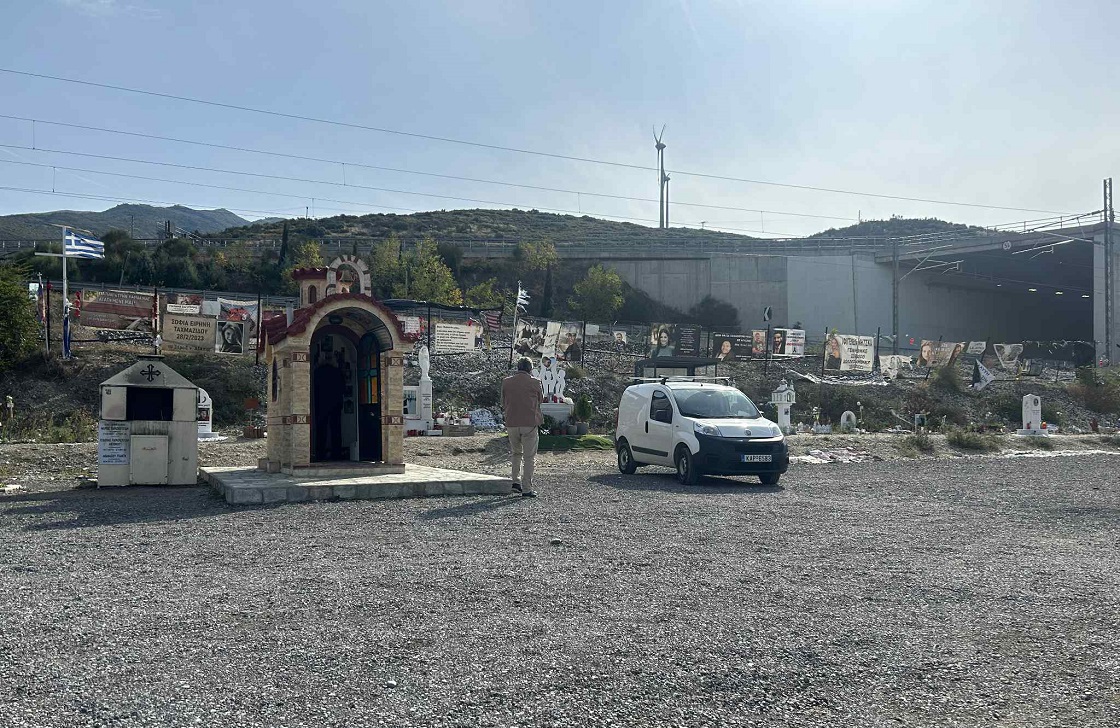 Κλέβουν τα χρήματα που αφήνει ο κόσμος όταν ανάβει κεράκι στο εκκλησάκι στα Τέμπη