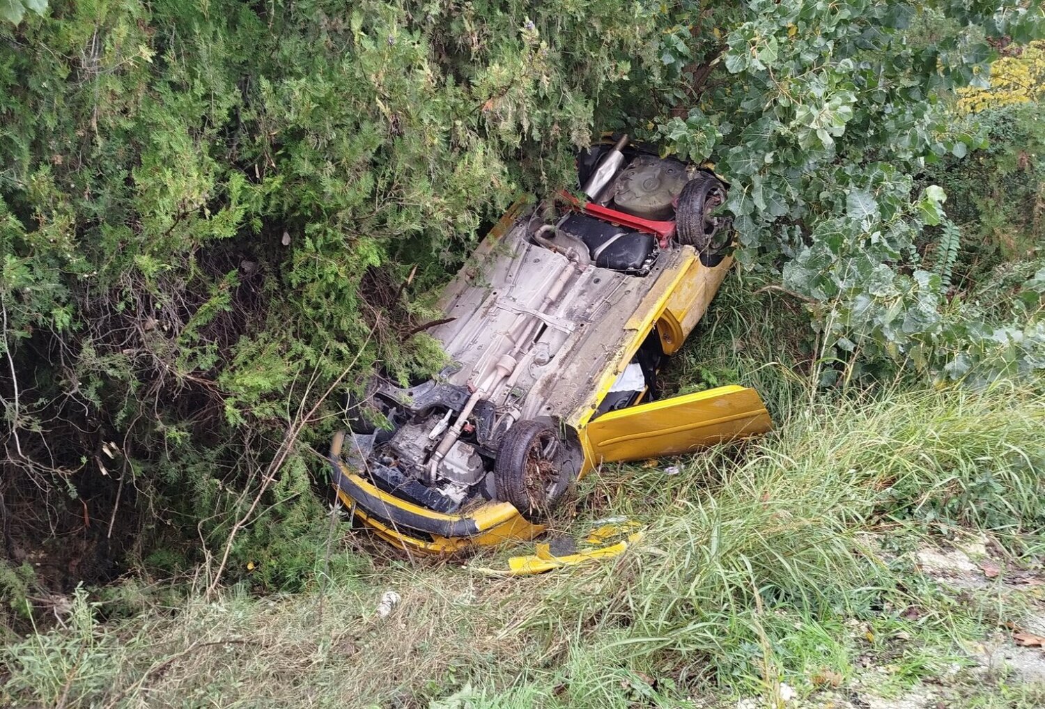 Ανατροπή αυτοκινήτου έξω απο τη Λάρισα - ο οδηγός βγήκε σώος