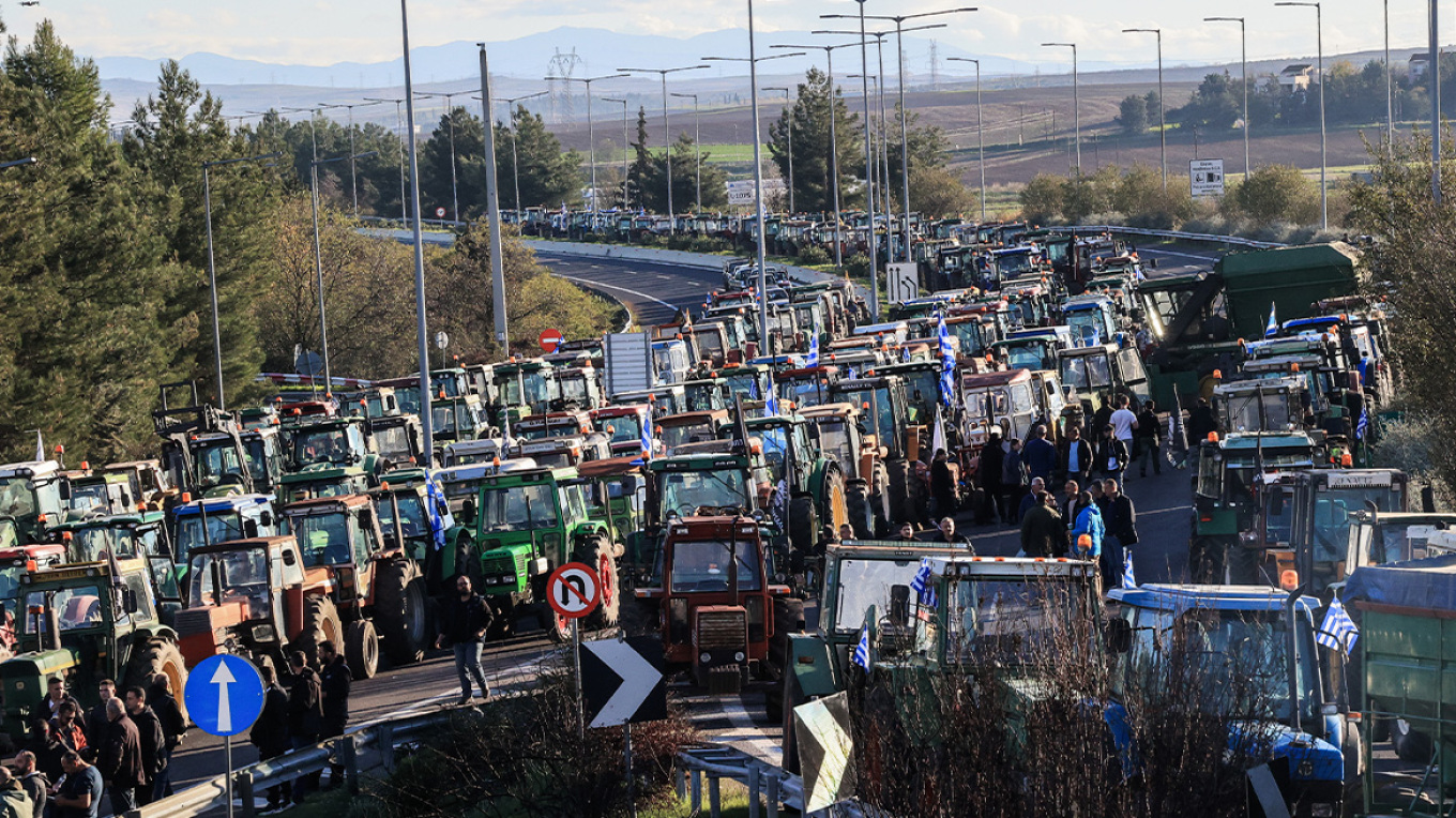 Δεκάδες τρακτέρ αύριο από χωριά στο μπλόκο της Νίκαιας με κτηνοτρόφους που νωρίτερα θα μοιράσουν γάλα στην κεντρική πλατεία