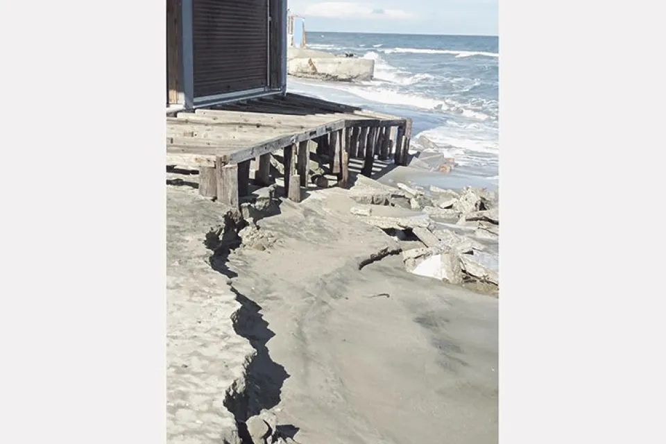 Μεσάγγαλα : Η θάλασσα «καταπίνει» την παραλία