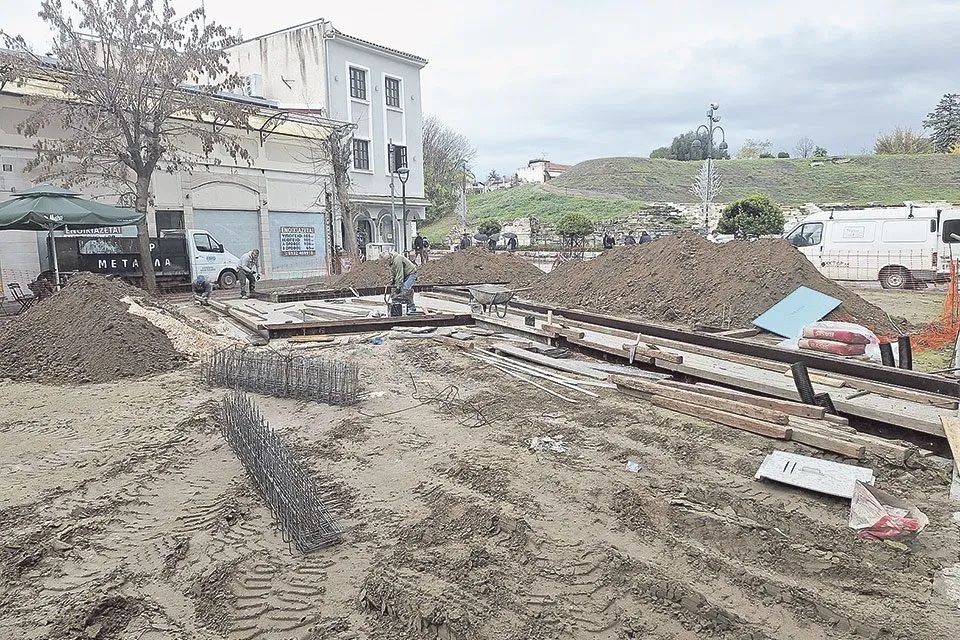 Εργασίες ήπιας διαμόρφωσης στο οικόπεδο απέναντι από το Αρχαίο Θέατρο