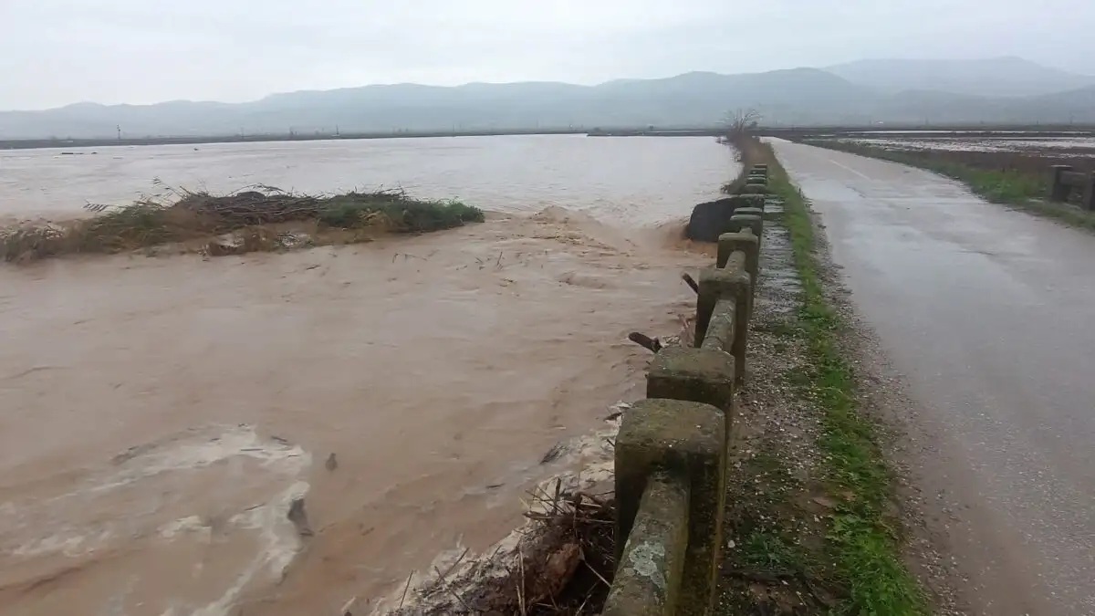 Εικόνες απόλυτης καταστροφής μετά την υπερχείλιση του ποταμού Ενιπέα