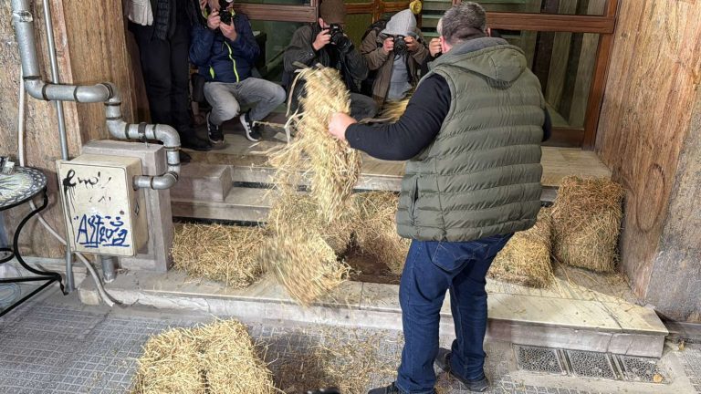 Λάρισα: Κινητοποίηση αγροτών – Δεν τρώμε σανό θέλουμε λύσεις
