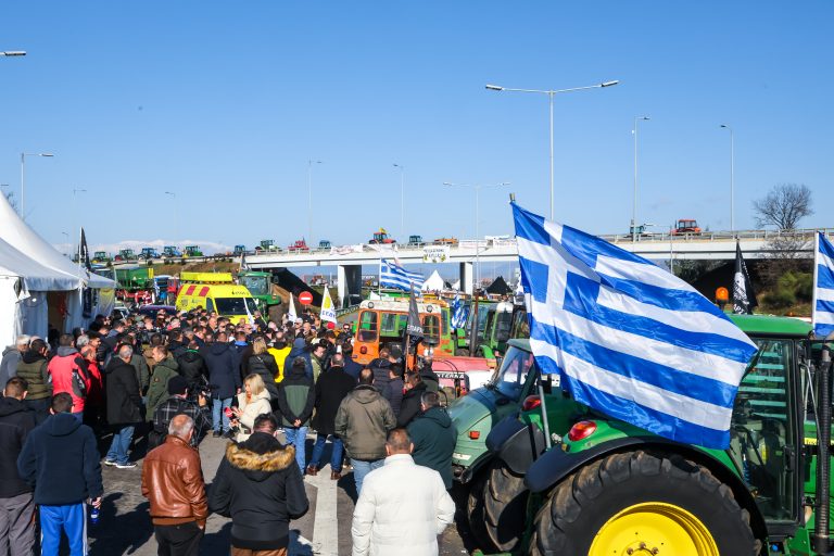 Τη Δευτέρα «κόβουν» την Ελλάδα στα δύο οι αγρότες – 14 μπλόκα και 4 αγροτικοί σύλλογοι λένε «ναι» σε διάλογο με την κυβέρνηση