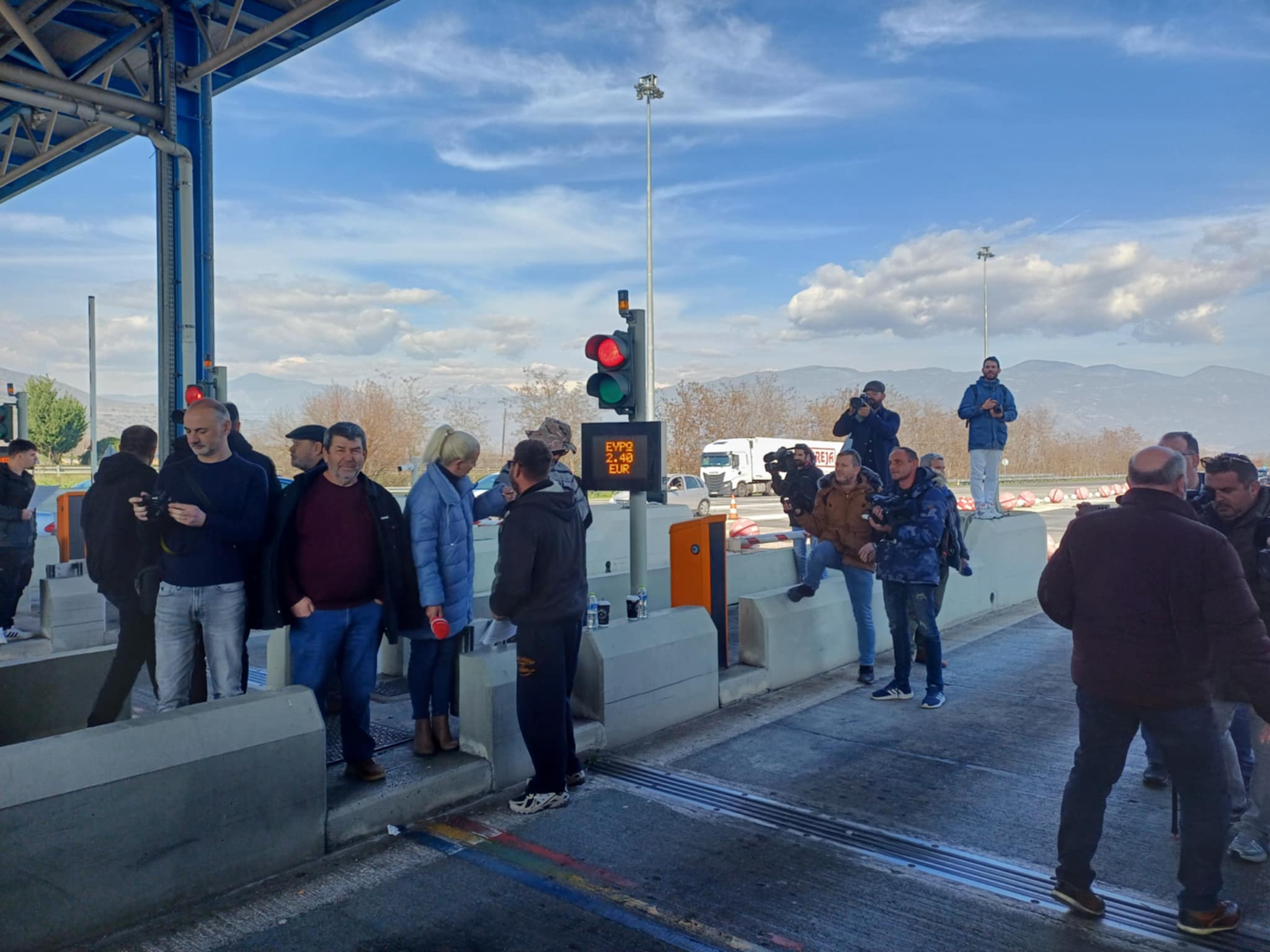 Άνοιξαν τα διόδια στο Μακρυχώρι οι αγρότες για ελεύθερη διέλευση προς Zootechnia