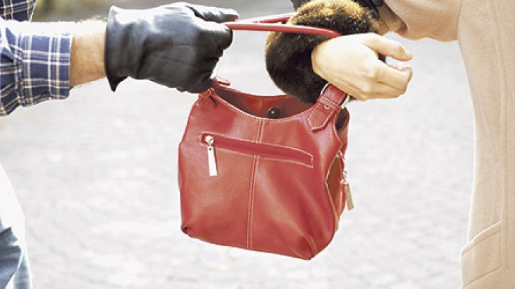 Λάρισα : Την έσερναν στον δρόμο για να της κλέψουν την τσάντα