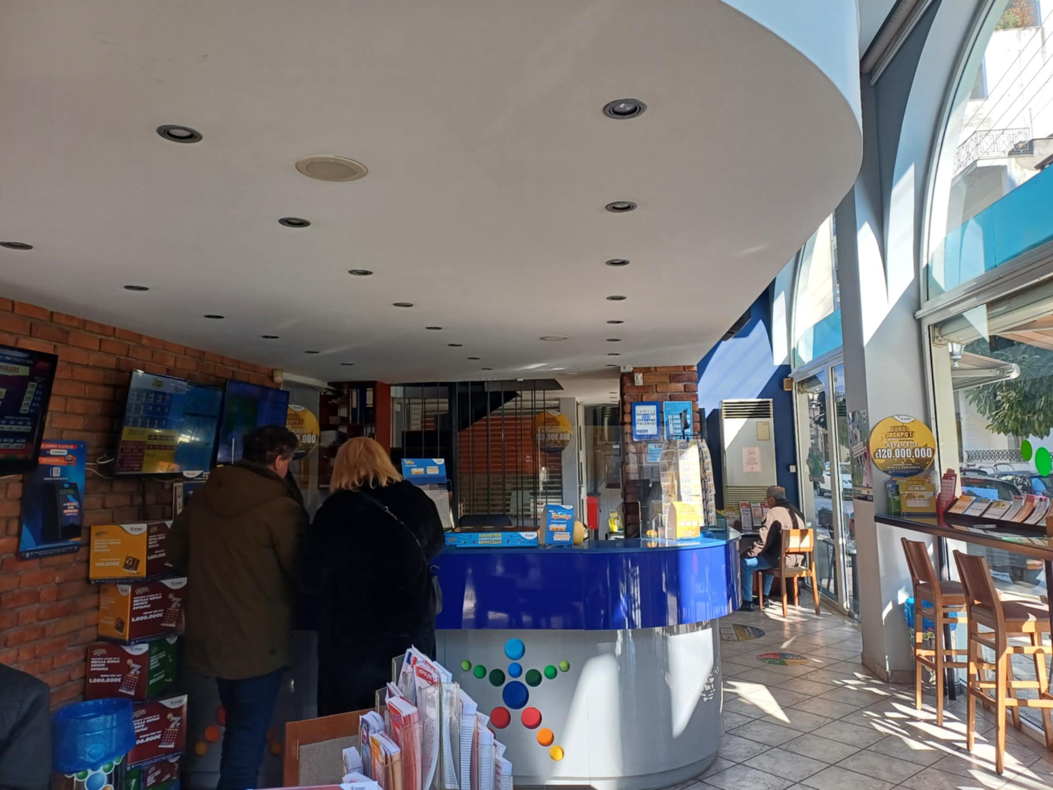 Ληστεία με μαχαίρι σε πρακτορείο ΟΠΑΠ στη Λάρισα - Σε κατάσταση σοκ ο ιδιοκτήτης