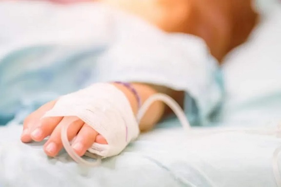 Λάρισα: Τρεις φορές επανέφεραν στη ζωή με ΚΑΡΠΑ τον 8χρονο που πνίγηκε με πορτοκάλι