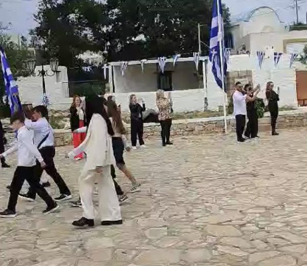 Αρκιοί: Μαθητές από τη Λάρισα και τη Βούλα παρέλασαν με τον μοναδικό μαθητή του σχολείου