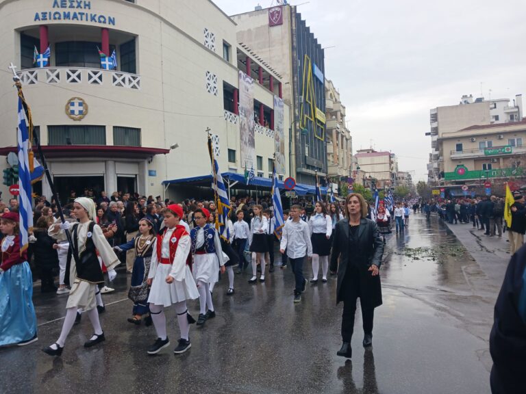 Παρέλαση με ψιλόβροχο στη Λάρισα