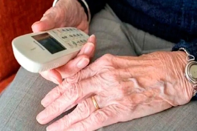 75Χρονη Λαρισαία παρέδωσε σε απατεώνα δεσμίδες με 50.000 ευρώ 