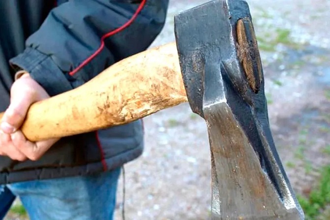 Λάρισα : Επιτέθηκε με τσεκούρι σε ανήλικα παιδιά