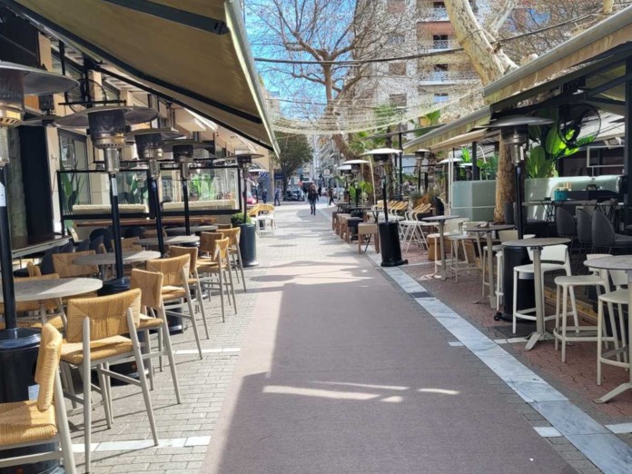 Οι καφετέριες δυσκολεύονται και υιοθετούν μοντέλο σελφ σέρβις