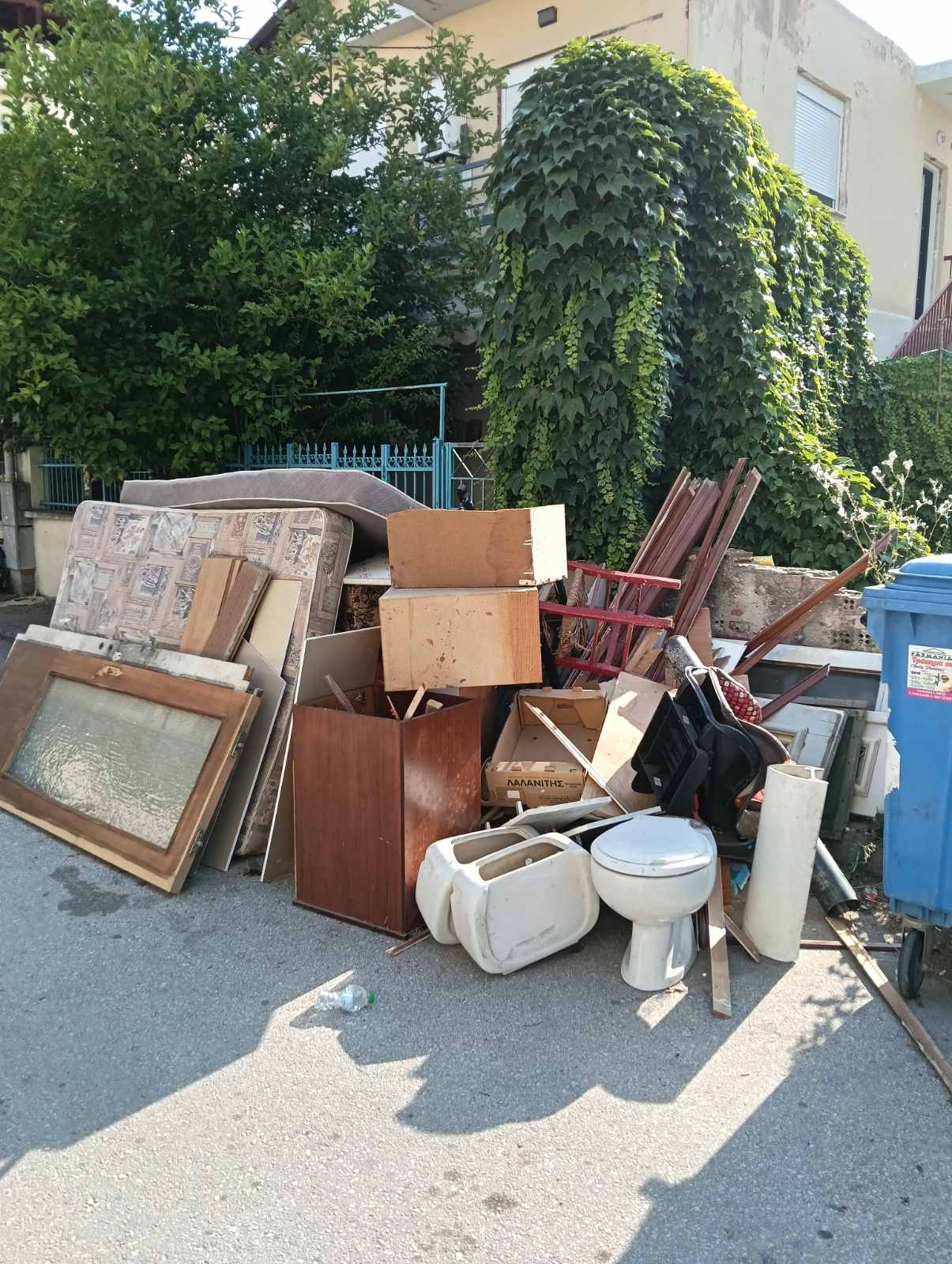 Αυστηρή προειδοποίηση της Αντιδημαρχίας Καθαριότητας για παράνομη εναπόθεση ογκωδών αντικειμένων - Εντοπίστηκαν έξι περιπτώσεις σε κέντρο και συνοικίες