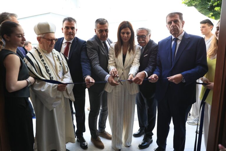 Λάρισα: Στα εγκαίνια της εβραϊκής Συναγωγής η υπουργός Παιδείας – Διαδήλωση για τον Παλαιστινιακό λαό