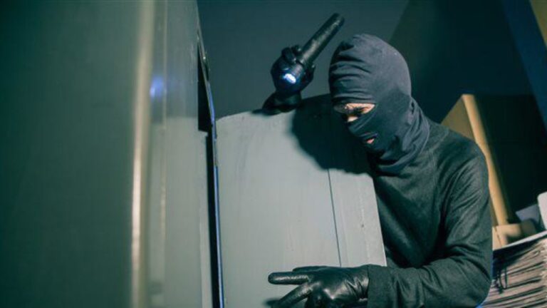 “Σήκωσαν” χρηματοκιβώτιο απο ενεχυροδανειστήριο στο κέντρο της Λάρισας