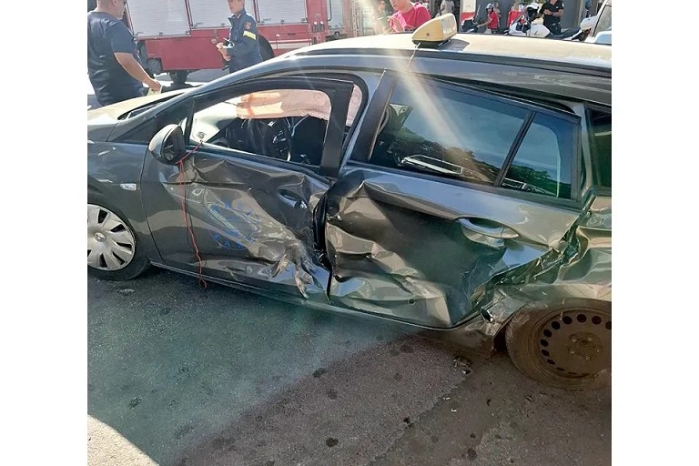 Καραμπόλα τεσσάρων οχημάτων στη Νεάπολη