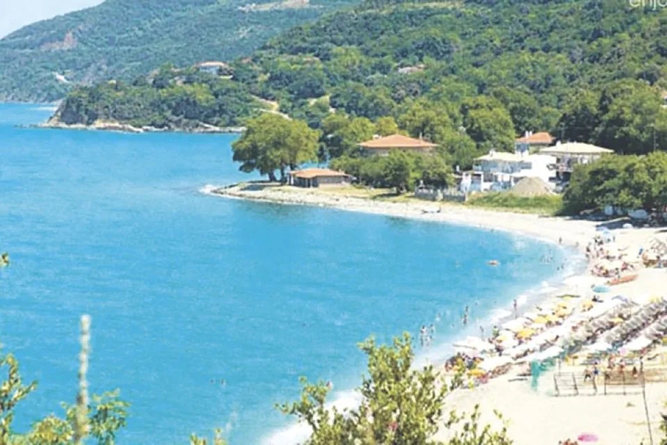 Επιχείρηση «σκούπα» για ομπρέλες και ξαπλώστρες στην Κουτσουπιά