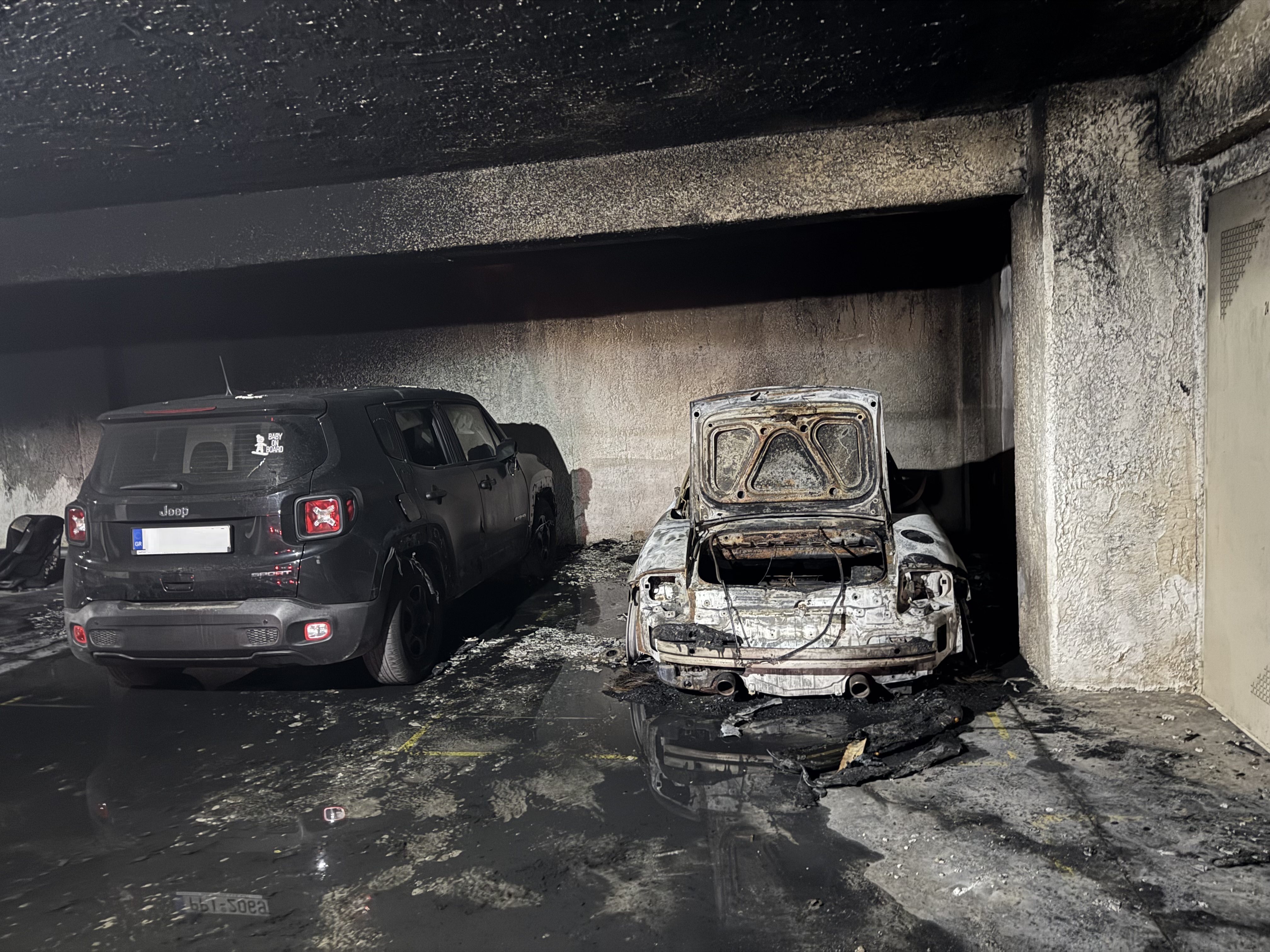 Έρευνα για εμπρησμό σε ΙΧ σε πάρκινγκ πολυκατοικίας στη Λάρισα