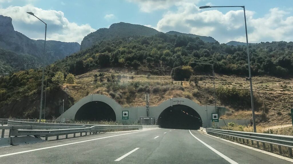 Με υπερβολική ταχύτητα κινούνται 7 στους 10 οδηγούς στη σήραγγα των Τεμπών 