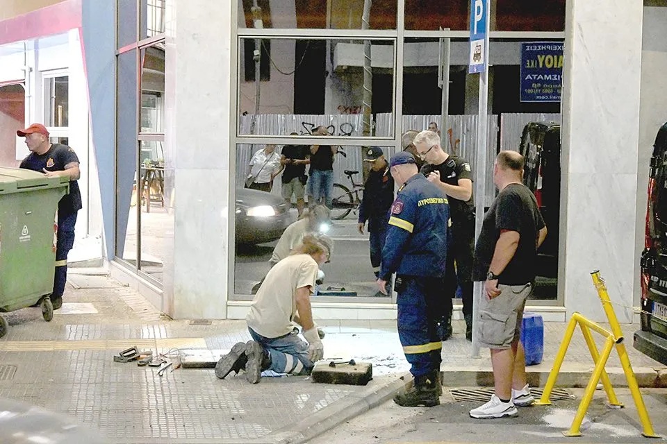 «Έσκασε» καπάκι φρεατίου ΔΕΗ στο κέντρο της Λάρισας