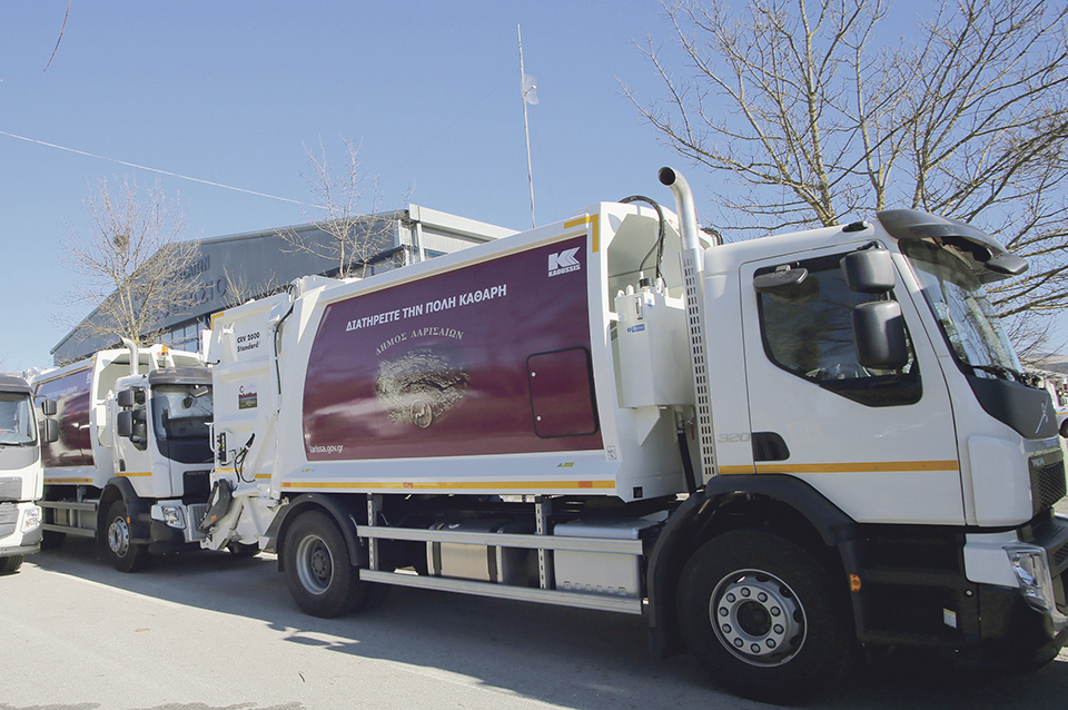 «Λαμπαδιάζουν» κάδοι και απορριμματοφόρα στη Λάρισα