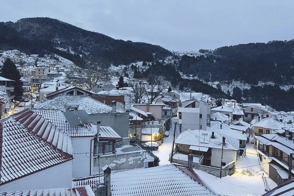 Χιόνισε στα βουνά, κρύωσε η Λάρισα