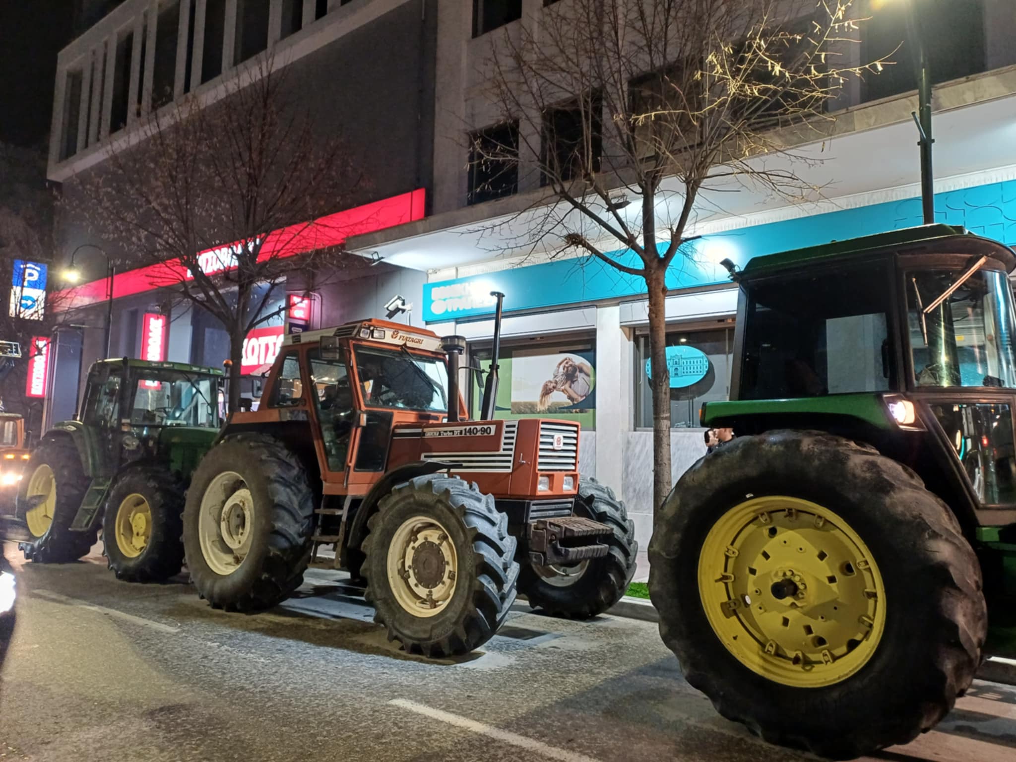 Ξεσήκωσαν το κέντρο της Λάρισας τα τρακτέρ των αγροτών