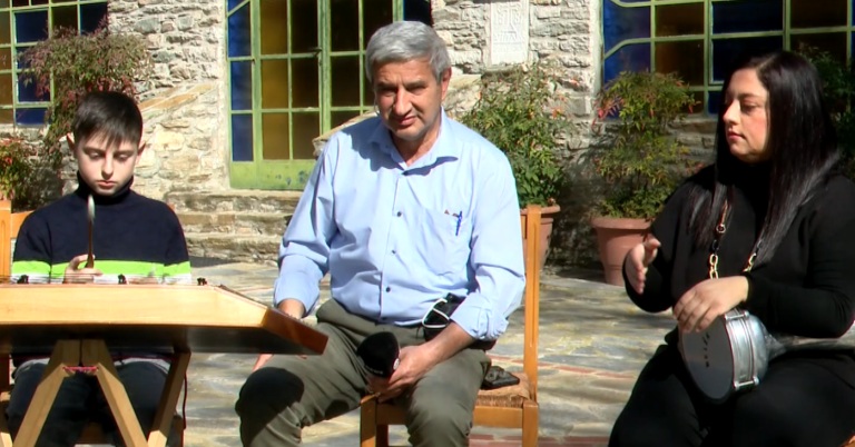 Λάρισα: Πανελλήνια πρωτιά για μικρό μαθητή σε διαγωνισμό στο σαντούρι