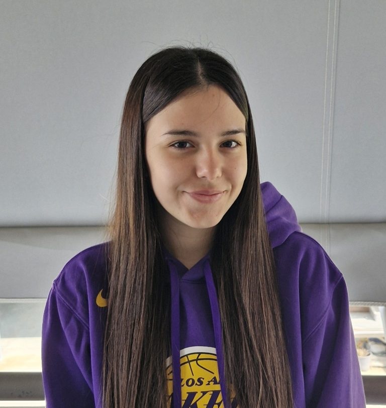 Πανελλήνια πρωτιά για μαθήτρια του Πρότυπου Γενικού Λυκείου Λάρισας σε διαγωνισμό ποίησης