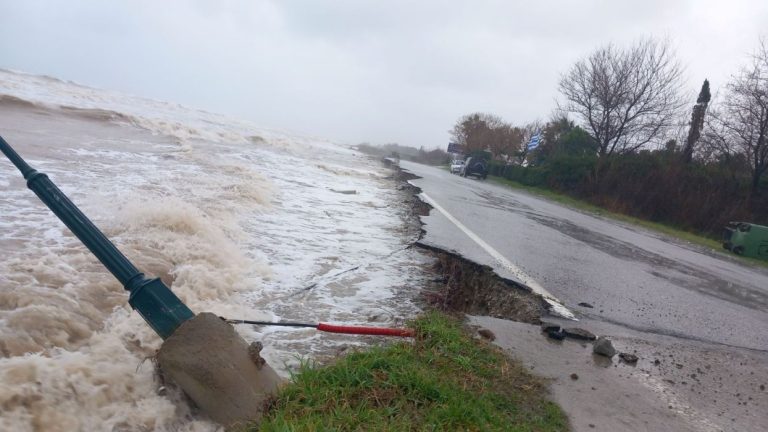 Κακοκαιρία Erminio: Οι δρόμοι μετατράπηκαν σε ποτάμια στα Μεσάγγαλα του δήμου Τεμπών