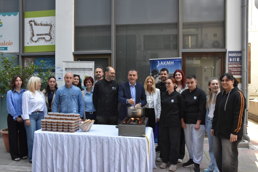 Δήμος Λαρισαίων: Δέματα αγάπης για το Πάσχα από το Κοινωνικό Παντοπωλείο - Θ.Μαμάκος: «Στηρίζουμε τους συμπολίτες μας, ώστε να μη λείψει τίποτα από το πασχαλινό τραπέζι»