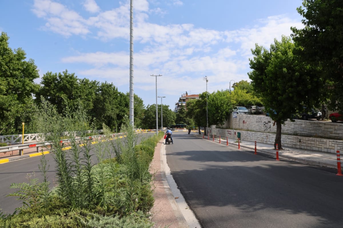 Εργασίες κλαδέματος επί της Γεωργιάδου την Κυριακή - Κλειστό τμήμα της οδού, στο ρεύμα κυκλοφορίας προς την πλευρά του λόφου Φρουρίου